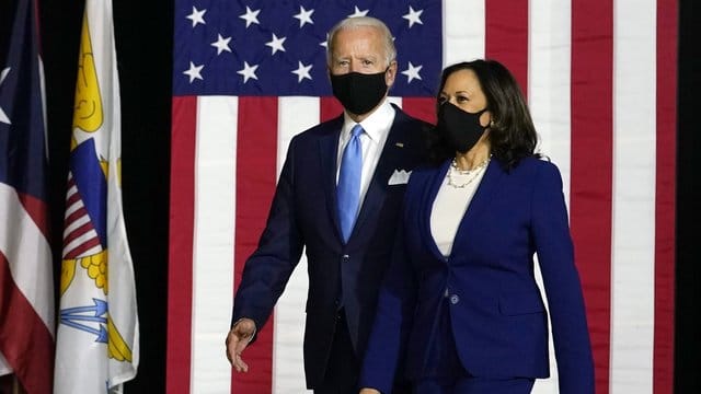 Joe Biden (l) und Kamala Harris kommen zu einer Pressekonferenz.