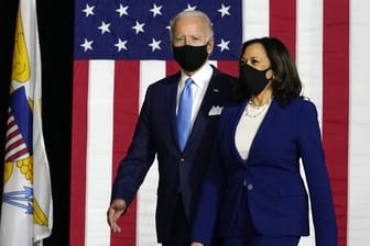 Joe Biden (l) und Kamala Harris kommen zu einer Pressekonferenz.