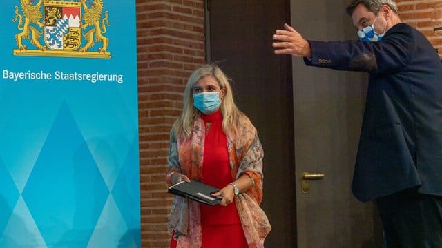 Melanie Huml (l, CSU), Staatsministerin für Gesundheit und Pflege, und Markus Söder (CSU), Ministerpräsident von Bayern, auf dem Weg zu einer gemeinsamen Pressekonferenz. Melanie Huml (l, CSU), Staatsministerin für Gesundheit und Pflege, und Markus Söder (CSU), Ministerpräsident von Bayern, auf dem Weg zu einer gemeinsamen Pressekonferenz.