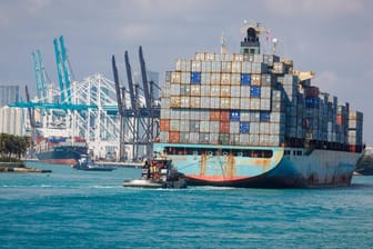 Ein Containerschiff im Hafen von Miami in Florida: Die USA haben erneut Strafzölle auf Waren aus der EU angepasst.