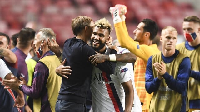 PSG-Trainer Thomas Tuchel umarmt den Matchwinner Eric Maxim Choupo-Moting.