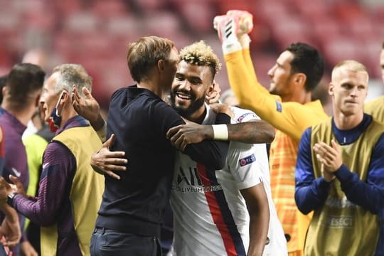 PSG-Trainer Thomas Tuchel umarmt den Matchwinner Eric Maxim Choupo-Moting.