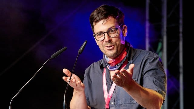 Andras Siebold spricht während der Eröffnung des Sommerfestivals Andras Siebold spricht während der Eröffnung des Sommerfestivals