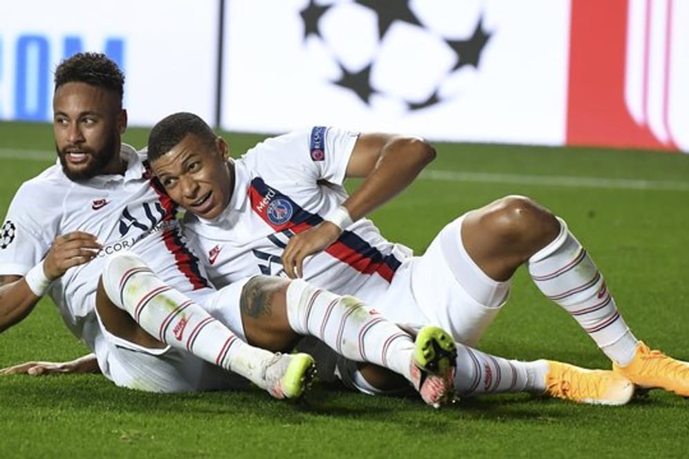 Kylian Mbappé (r), Spieler von PSG, freut sich mit Teamkollege Neymar über den Sieg.