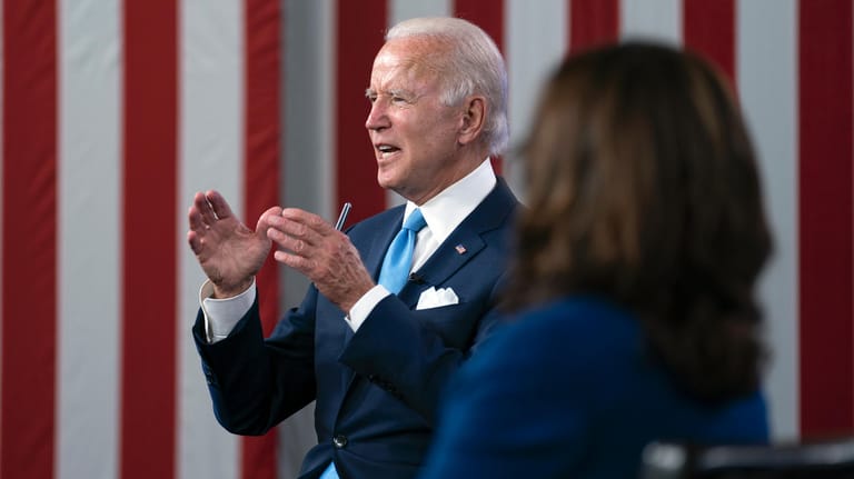 Joe Biden und seine Kandidatin für das Amt der Vizepräsidentin, Kamala Harris, schießen auf einer Wahlkampfveranstaltung gegen Donald Trump.