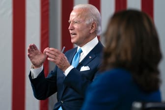Joe Biden und seine Kandidatin für das Amt der Vizepräsidentin, Kamala Harris, schießen auf einer Wahlkampfveranstaltung gegen Donald Trump.