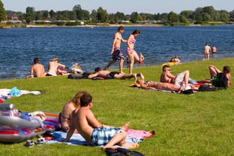 Menschen genießen die Sonne im Naturbad Hohendeicher See (Archivbild): In Hamburg haben die meisten Badegewässer gute Qualität.