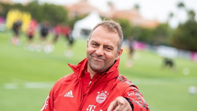 Bayern-Trainer Hansi Flick trifft am Freitag mit seinem Team auf den FC Barcelona.