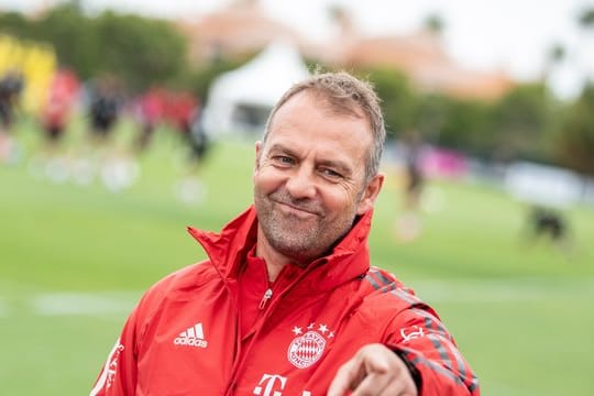 Bayern-Trainer Hansi Flick trifft am Freitag mit seinem Team auf den FC Barcelona.