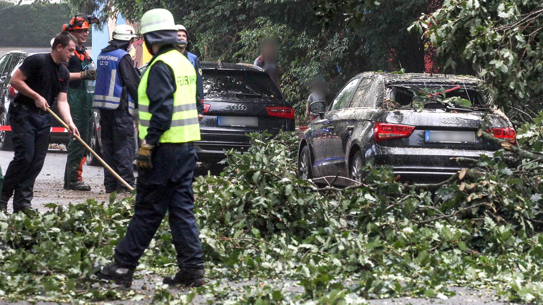 Aachen: Die Feuerwehr beseitigt Unwetterschäden.