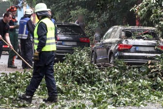 Aachen: Die Feuerwehr beseitigt Unwetterschäden.