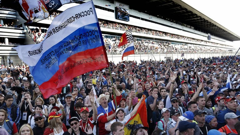 Formel-1-Fans beim Großen Preis von Russland 2016: Auch in diesem Jahr sollen Tausende Fans an der Strecke zugelassen werden.