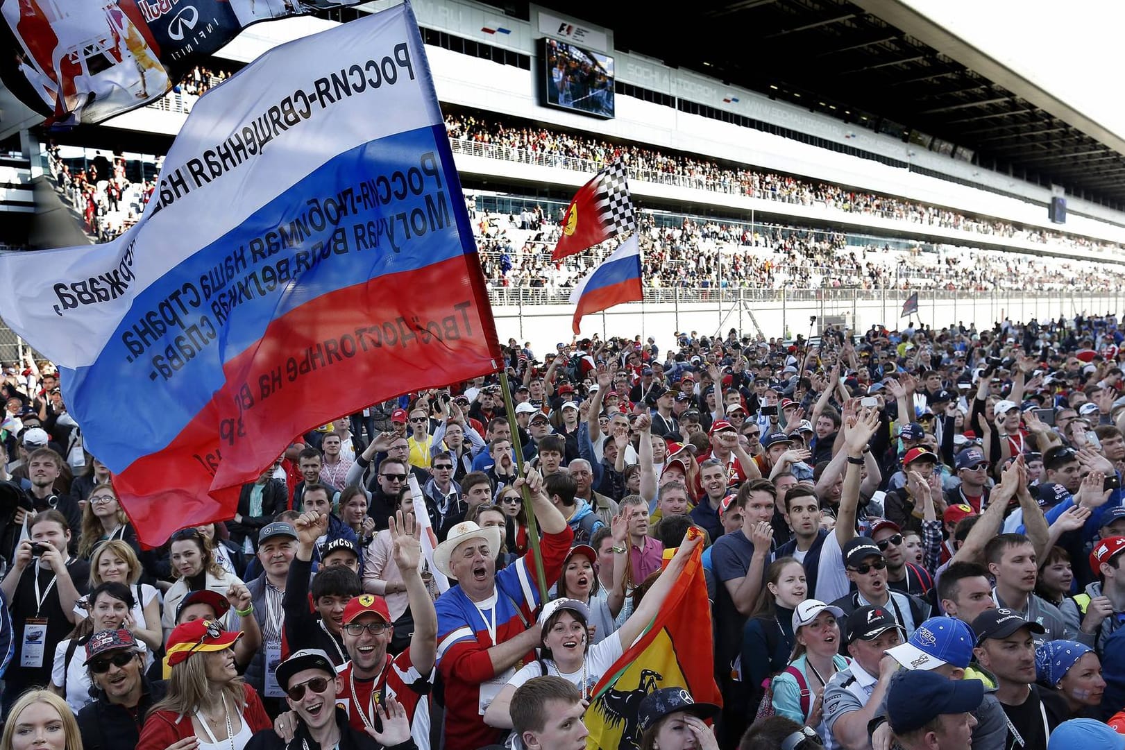 Formel-1-Fans beim Großen Preis von Russland 2016: Auch in diesem Jahr sollen Tausende Fans an der Strecke zugelassen werden.