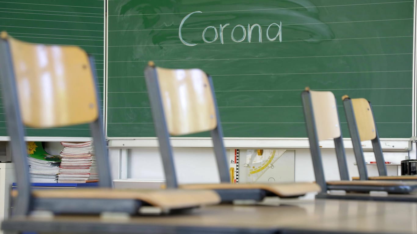 Ein leeres Klassenzimmer (Symbolbild): In Berlin musste eine Schule wegen eines Corona-Verdachts schließen.