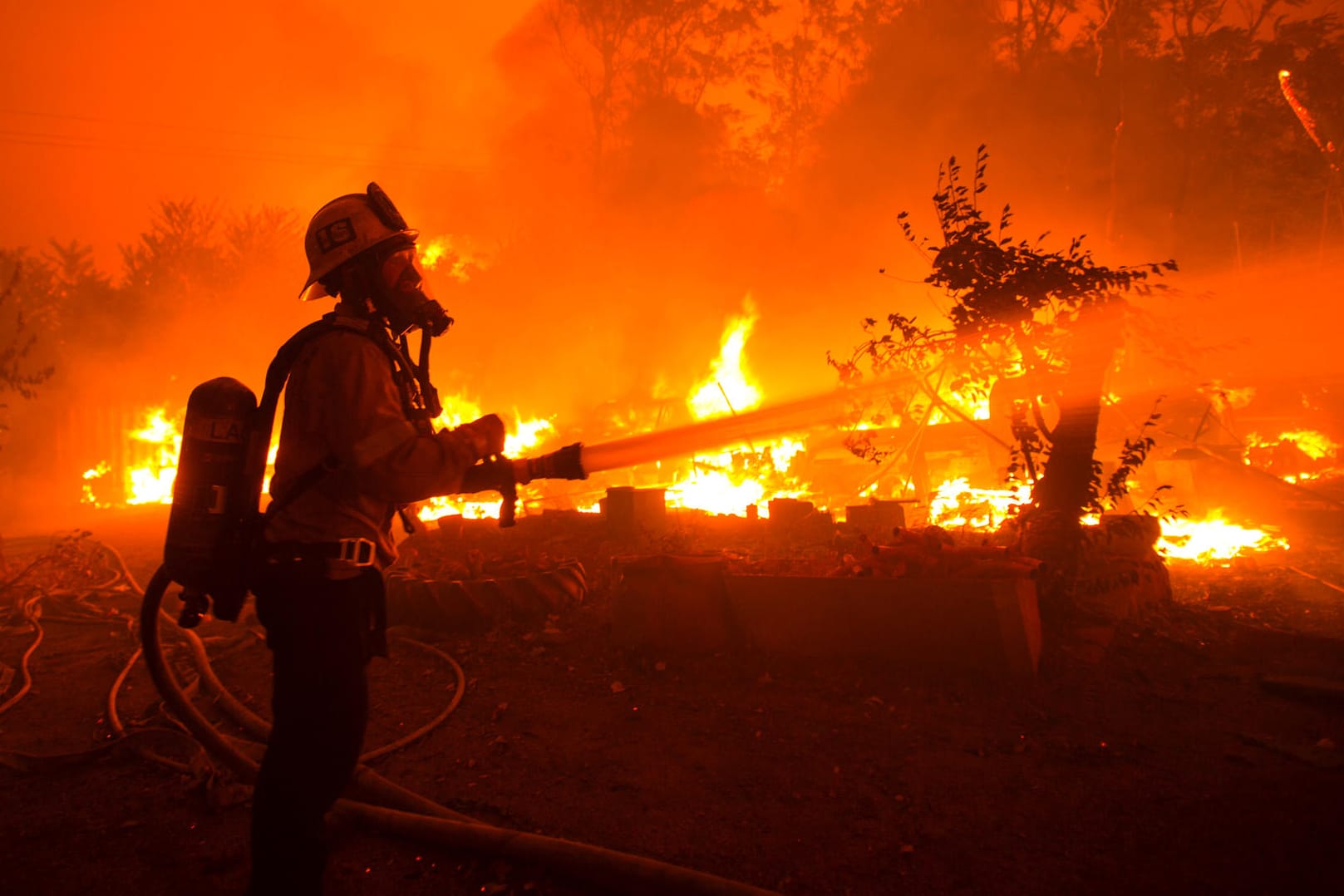 Feuerwehrleute versuchen die riesigen Buschbrände unter Kontrolle zu bekommen.