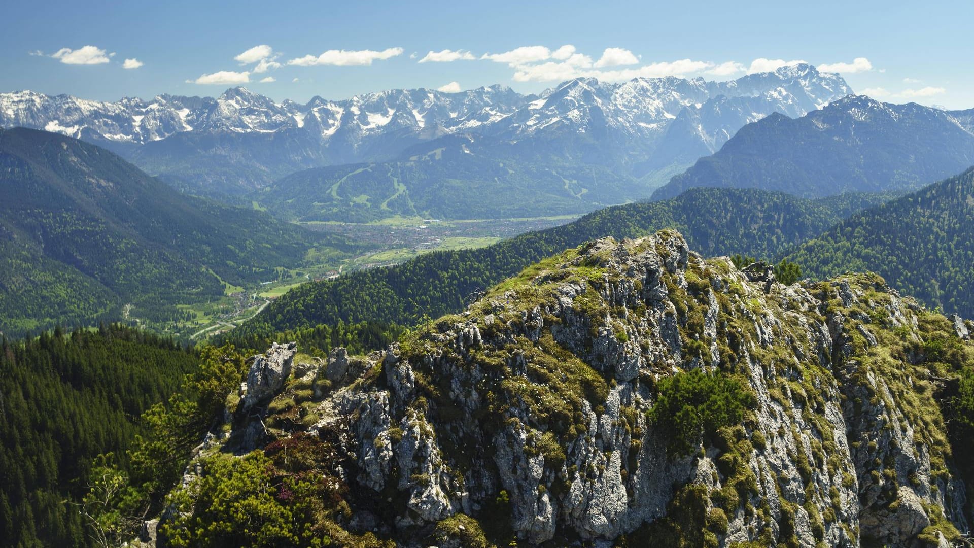 Oberammergau in Oberbayern: Dort ist ein Rentner abgestürzt und gestorben. Oberammergau in Oberbayern: Dort ist ein Rentner abgestürzt und gestorben.