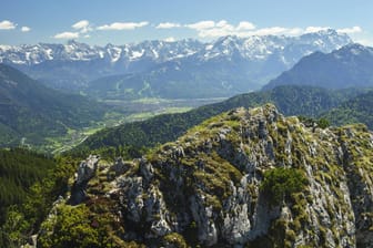 Oberammergau in Oberbayern: Dort ist ein Rentner abgestürzt und gestorben.