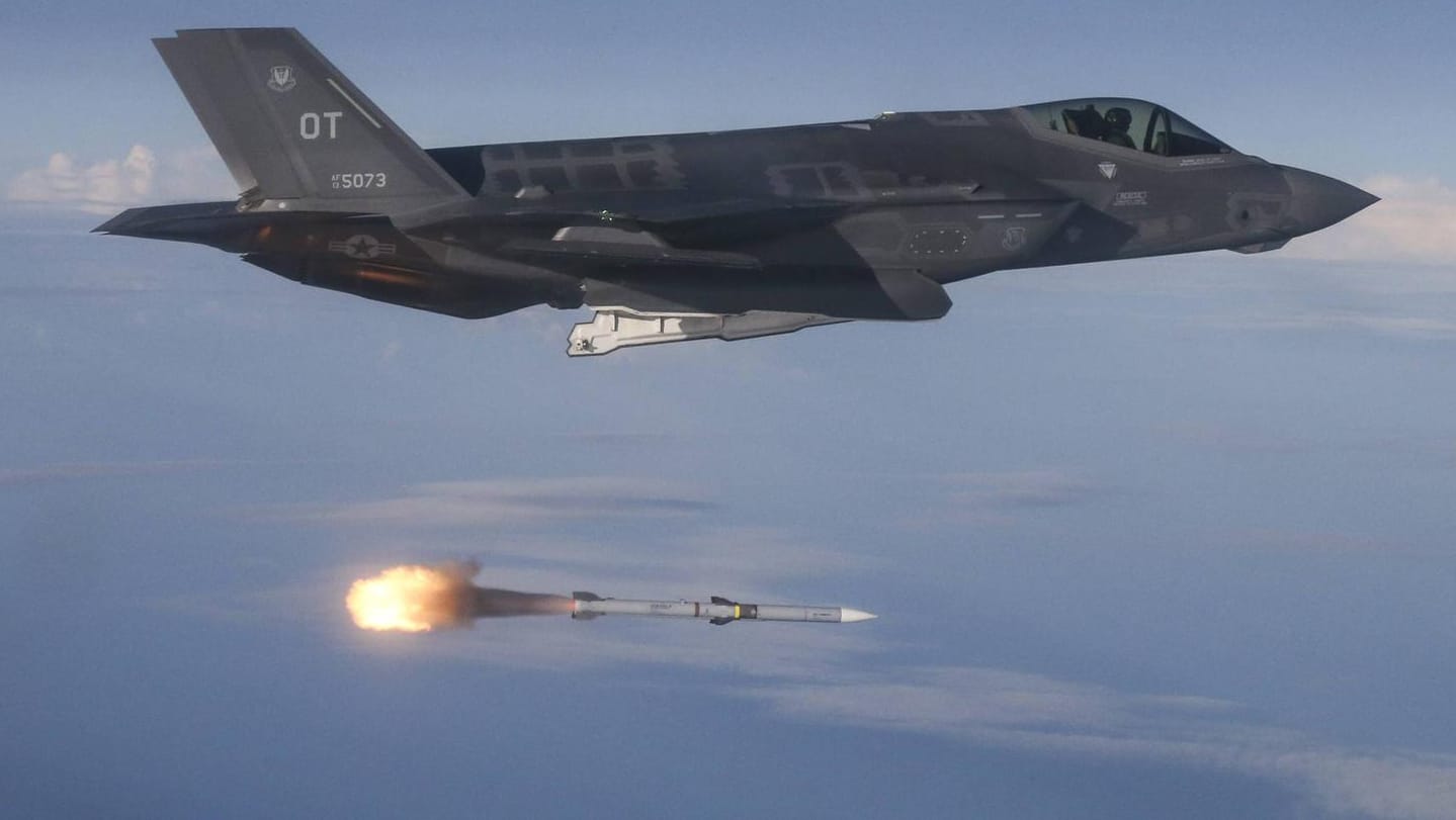 US-Kampfflugzeug vom Typ F-35A feuert eine AMRAAM-Rakete ab: Damit will Ungarn seine Luftverteidigung aus der kommunistischen Ära modernisieren. US-Kampfflugzeug vom Typ F-35A feuert eine AMRAAM-Rakete ab: Damit will Ungarn seine Luftverteidigung aus der kommunistischen Ära modernisieren.