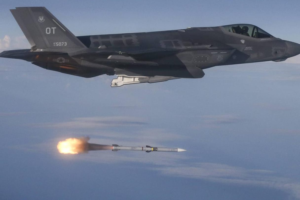 US-Kampfflugzeug vom Typ F-35A feuert eine AMRAAM-Rakete ab: Damit will Ungarn seine Luftverteidigung aus der kommunistischen Ära modernisieren.