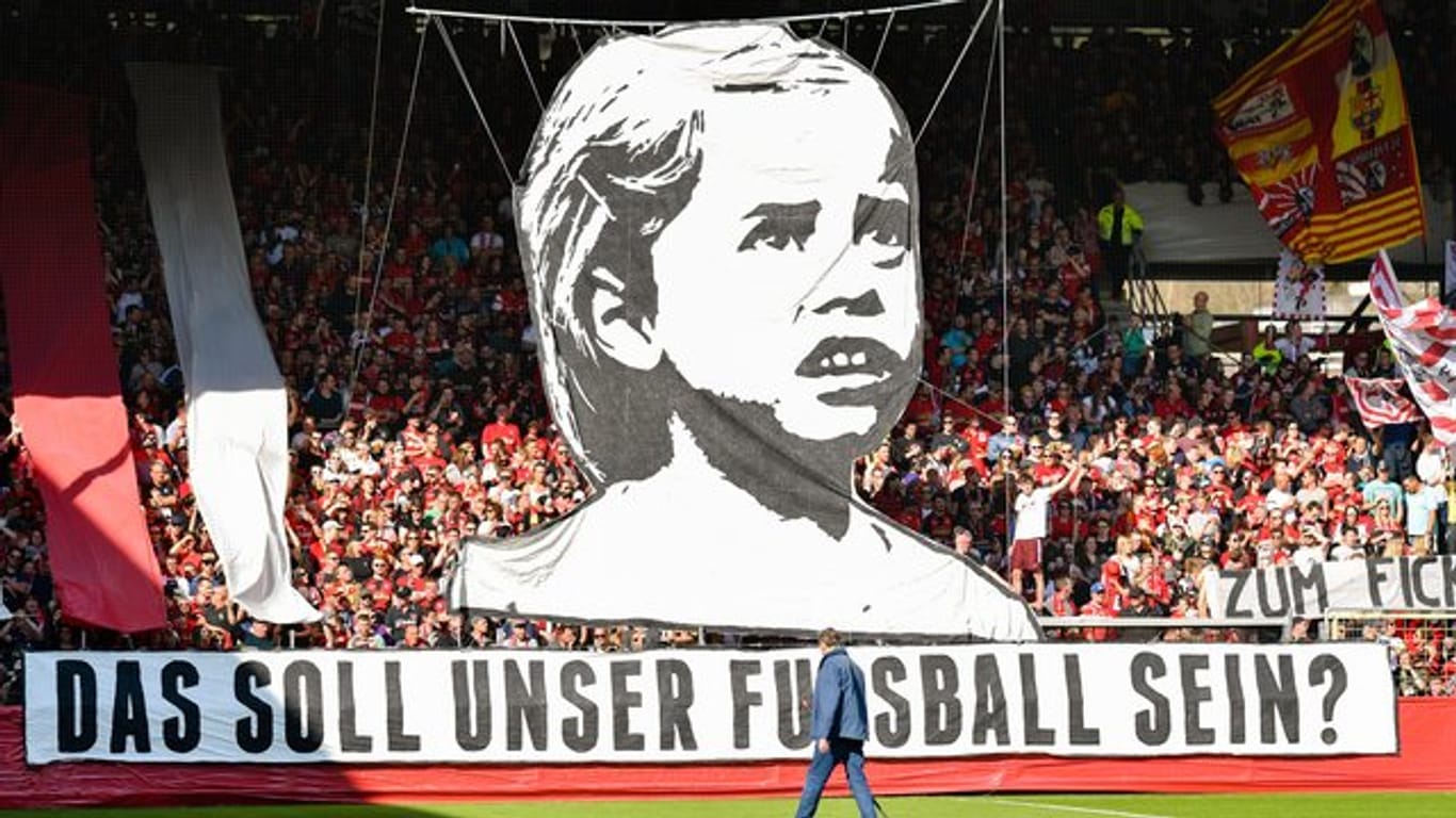 Freiburger Fans bringen ihren Unmut zur Situation des Fußballs zum Ausdruck.