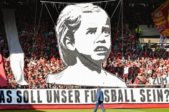 Freiburger Fans bringen ihren Unmut zur Situation des Fußballs zum Ausdruck.