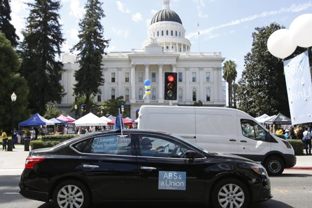 Menschen nehmen vor dem "California State Capitol" in Sacramento an einer Demonstration zu dem Status der Fahrer auf Plattformen der Fahrdienst-Vermittler Uber und Lyft teil.
