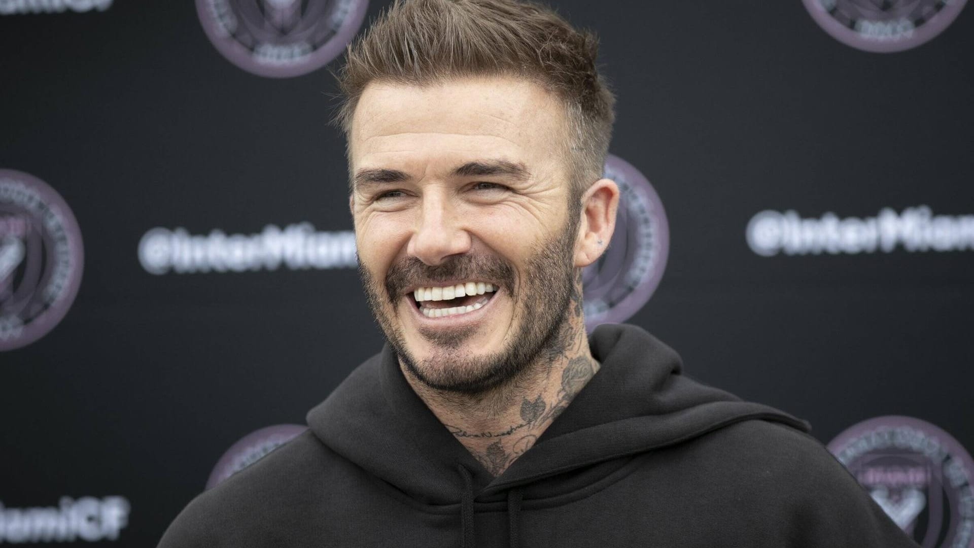 David Beckham: Der Fußballstar hat ein altes Foto von sich nachgestellt.