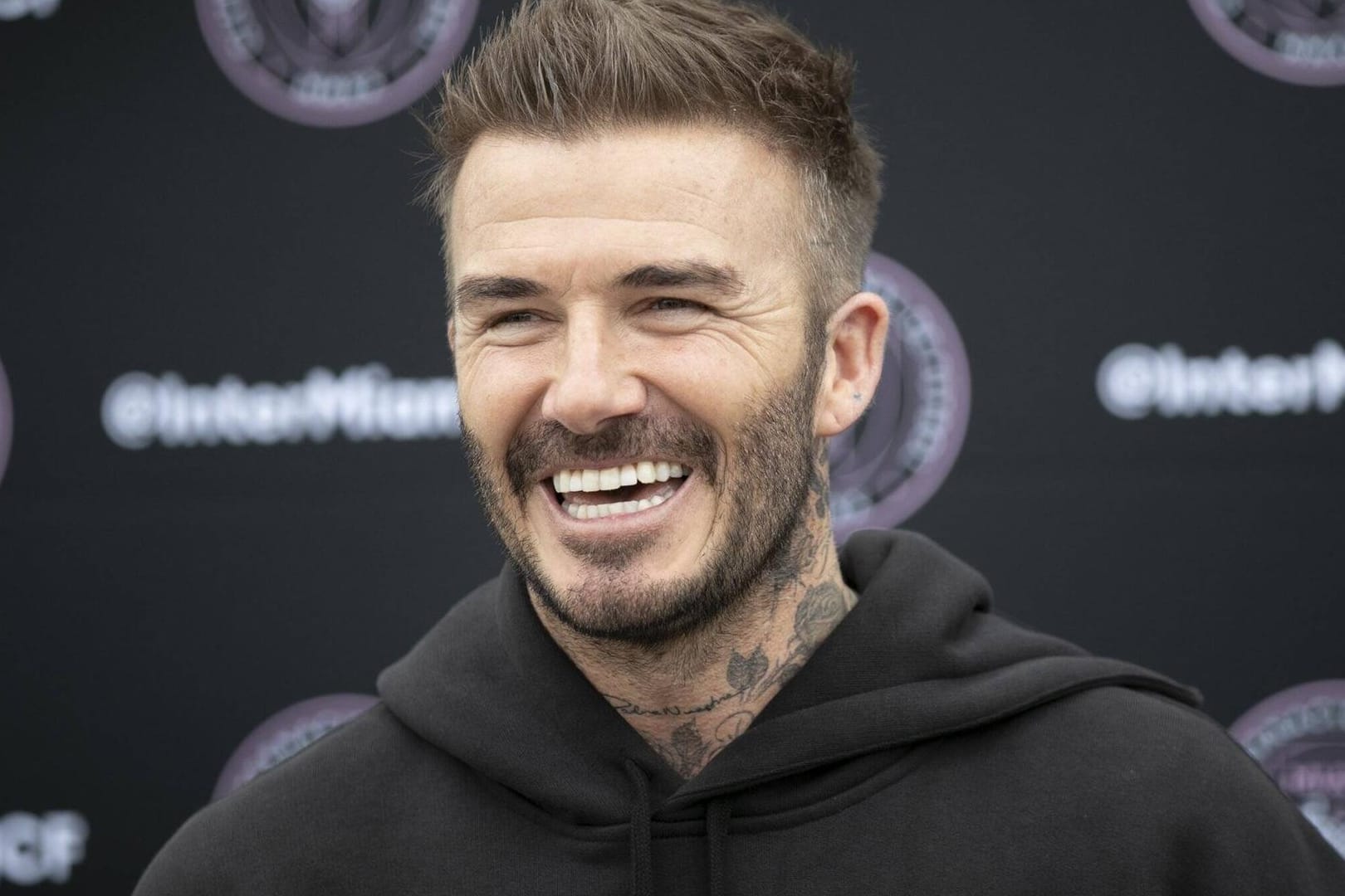 David Beckham: Der Fußballstar hat ein altes Foto von sich nachgestellt.