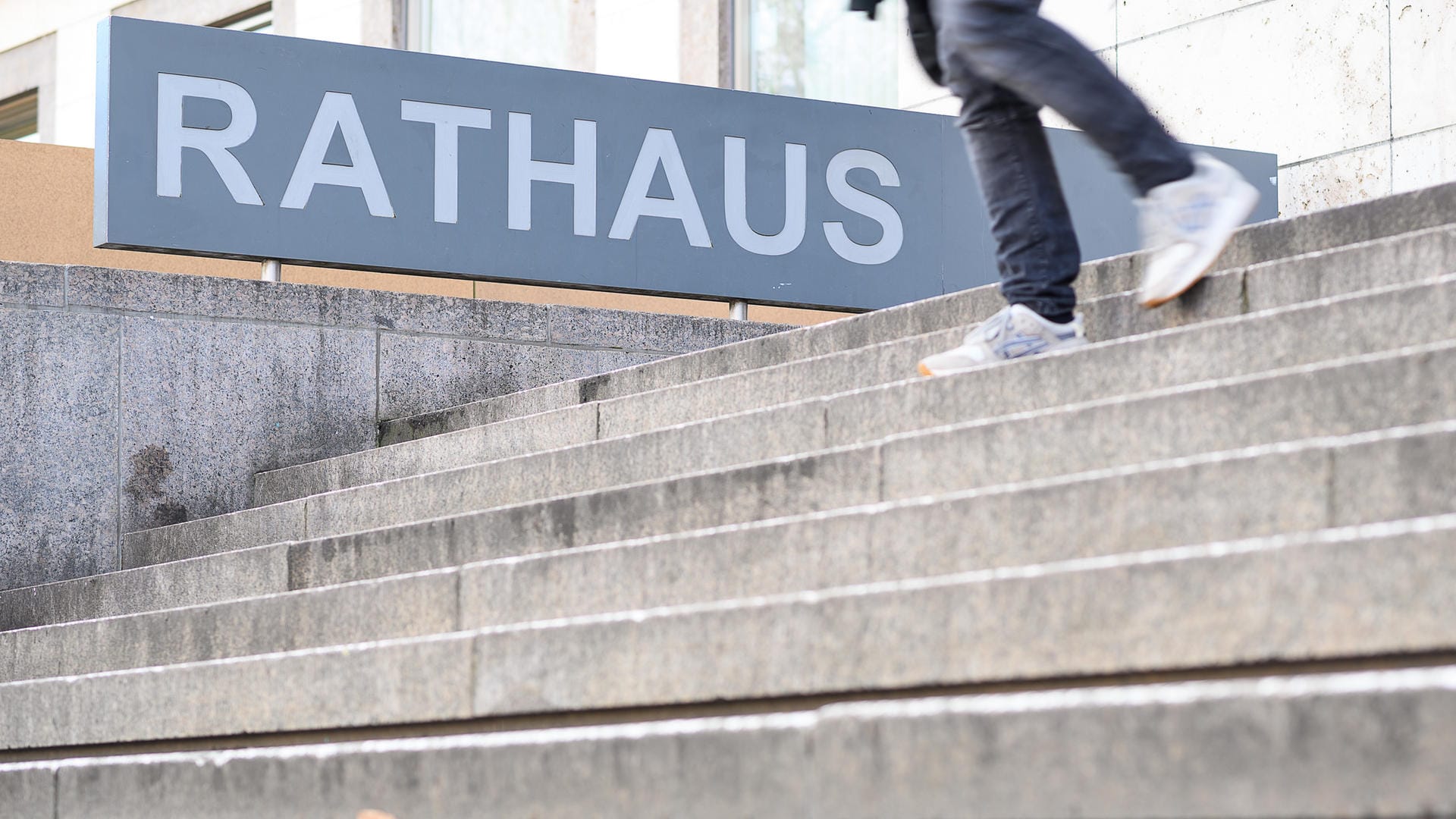 Ein Schild mit der Aufschrift "Rathaus": Die SPD hat sich auf einen Kandidaten festgelegt. Ein Schild mit der Aufschrift "Rathaus": Die SPD hat sich auf einen Kandidaten festgelegt.