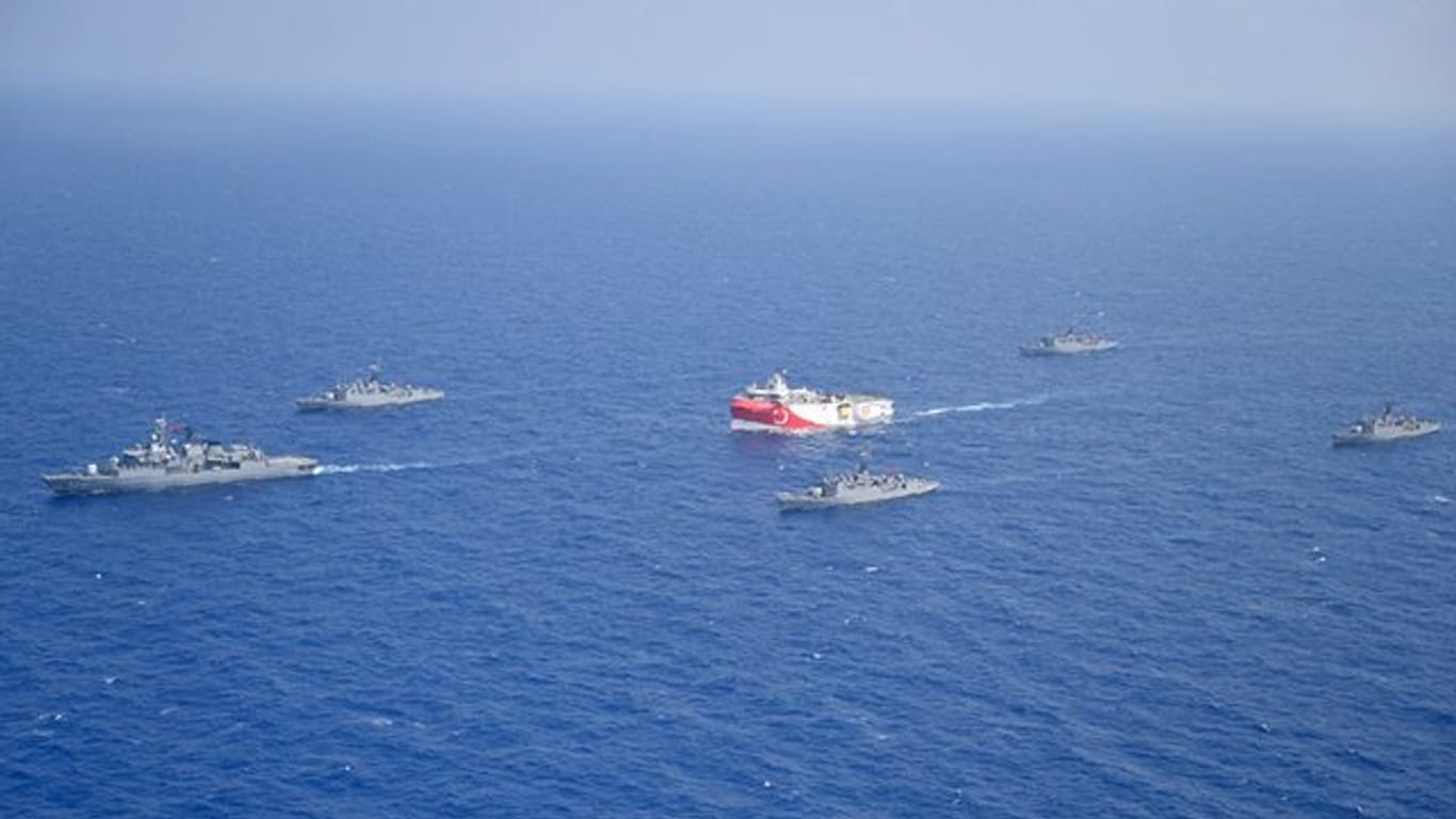 Das türkische Forschungsschiff "Oruc Reis" (M) fährt in Begleitung türkischer Kriegsschiffe über das Mittelmeer: Der Konflikt um Gasbohrungen heizt sich weiter an.