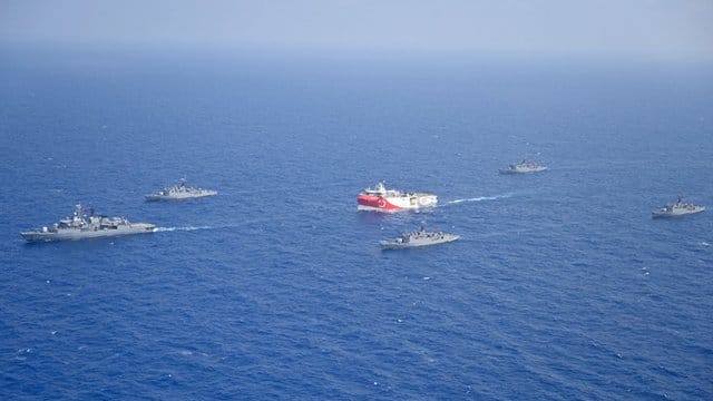 Das türkische Forschungsschiff "Oruc Reis" (M) fährt in Begleitung türkischer Kriegsschiffe über das Mittelmeer: Der Konflikt um Gasbohrungen heizt sich weiter an. Das türkische Forschungsschiff "Oruc Reis" (M) fährt in Begleitung türkischer Kriegsschiffe über das Mittelmeer: Der Konflikt um Gasbohrungen heizt sich weiter an.