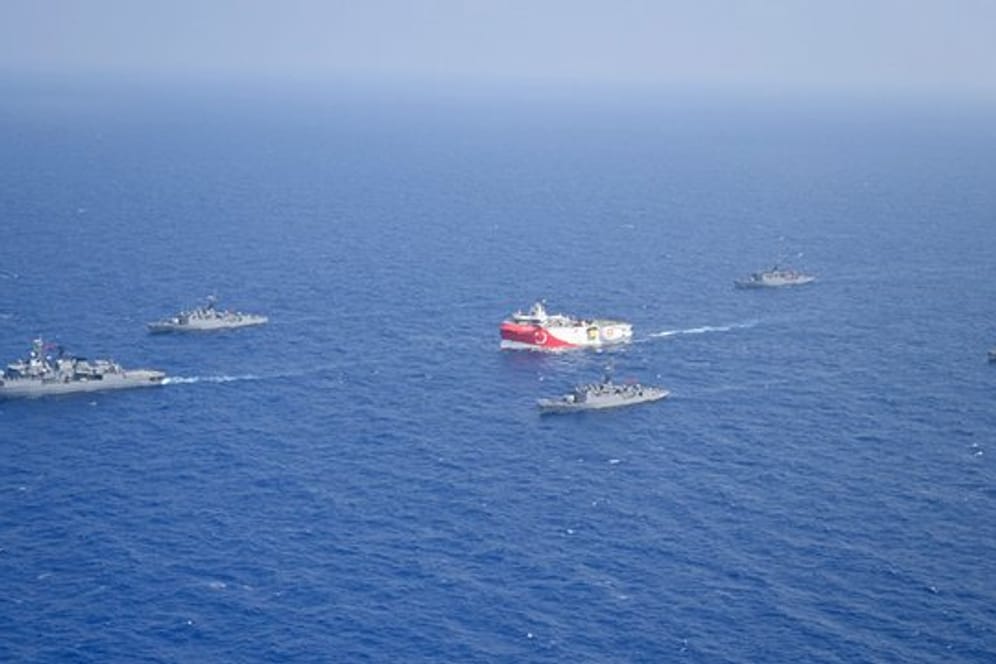 Das türkische Forschungsschiff "Oruc Reis" (M) fährt in Begleitung türkischer Kriegsschiffe über das Mittelmeer: Der Konflikt um Gasbohrungen heizt sich weiter an.