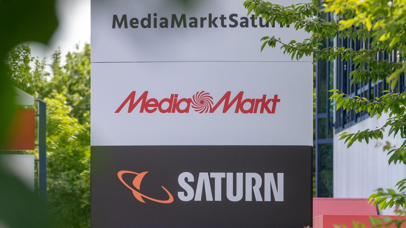 Ein Schild vor der Zentrale der MediaMarktSaturn-Gruppe (Symbolbild): Bei den Elektronikhändlern steht ein großer Umbau an.