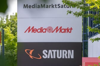 Ein Schild vor der Zentrale der MediaMarktSaturn-Gruppe (Symbolbild): Bei den Elektronikhändlern steht ein großer Umbau an.