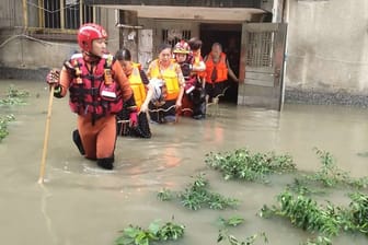 Starker Regen sorgt in mehreren Provinz Chinas für Chaos.
