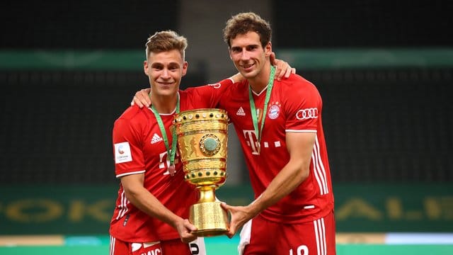 Tun mit ihrer Spendenaktion "We kick Corona" Gutes: Joshua Kimmich (l) und Leon Goretzka. Tun mit ihrer Spendenaktion "We kick Corona" Gutes: Joshua Kimmich (l) und Leon Goretzka.