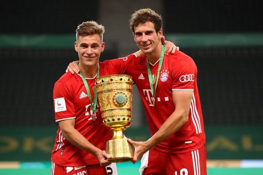 Tun mit ihrer Spendenaktion "We kick Corona" Gutes: Joshua Kimmich (l) und Leon Goretzka.