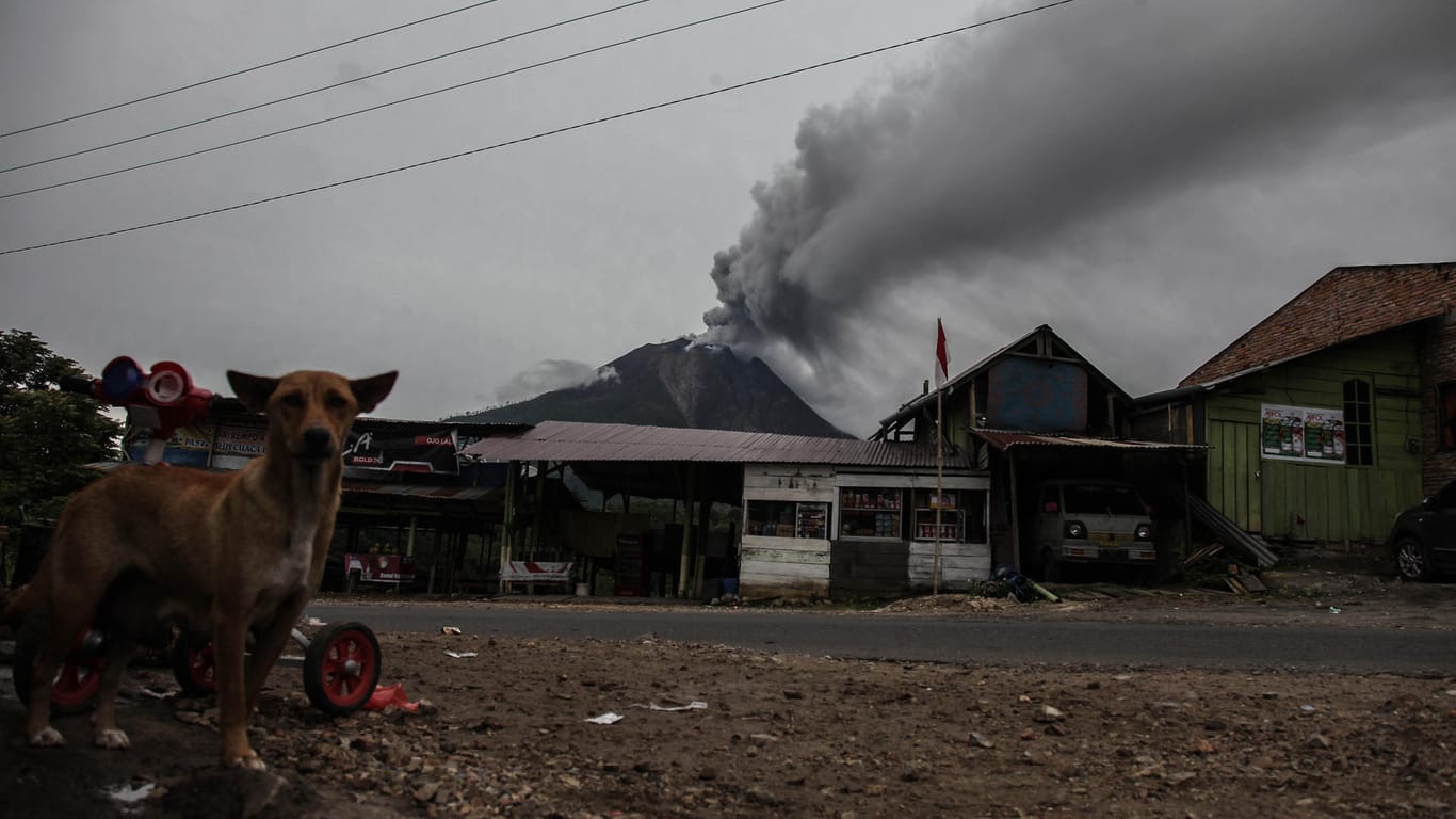 Vulkan Sinabung auf der Insel Sumatra: Eine Aschesäule stieg am Montag aus dem Krater mehr als sieben Kilometer in den Himmel.