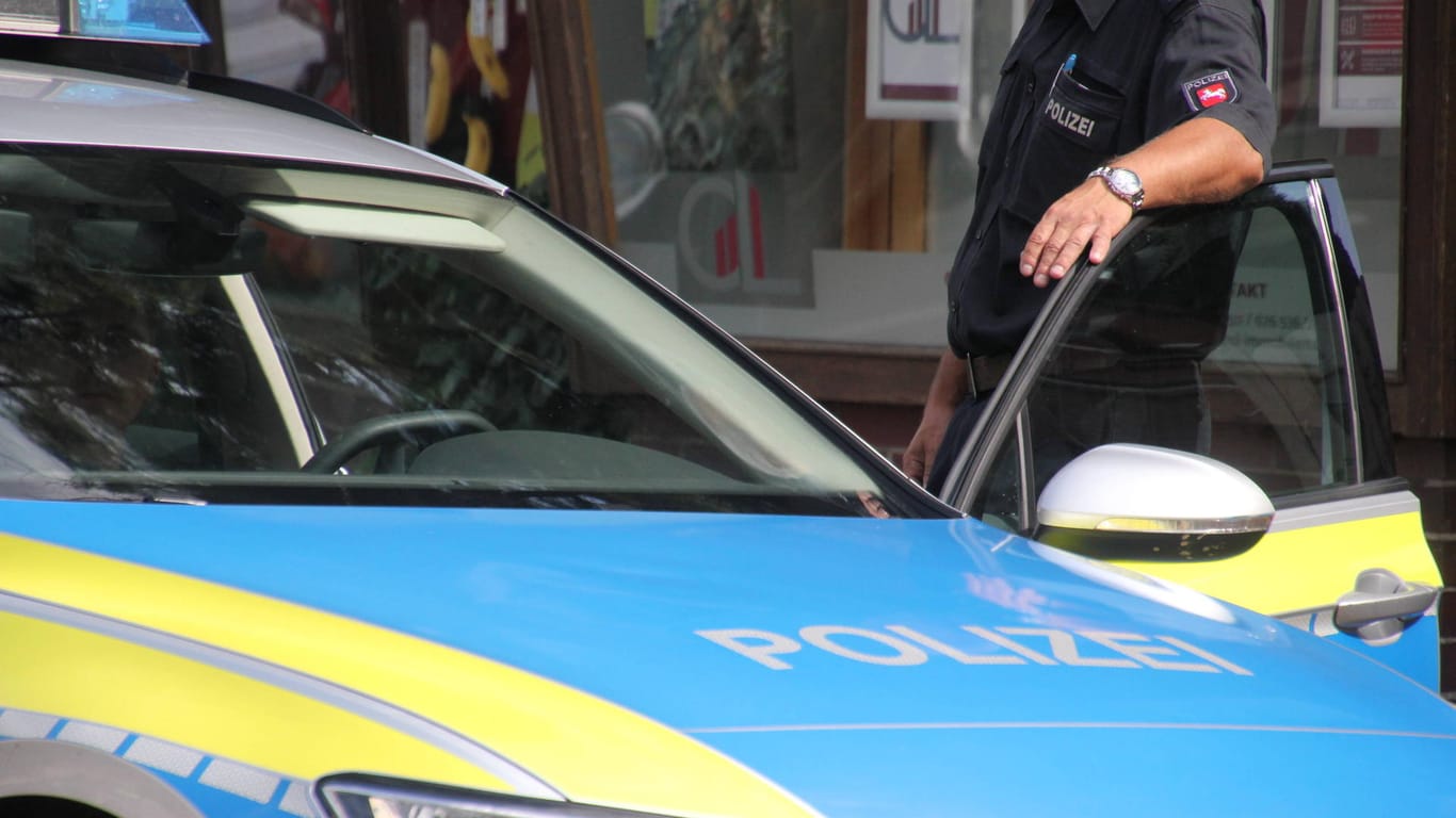Einsatzwagen der Polizei in Niedersachsen: In Neuenkirchen soll ein Mann zwei Menschen getötet haben.