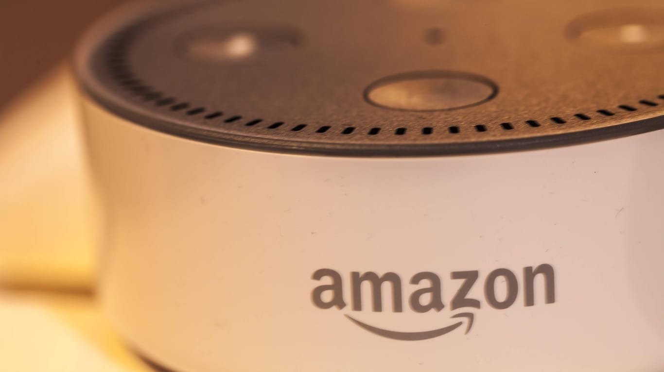 Ein Amazon Echo Dot (Symbolbild): Sicherheitsforscher haben im Sprachassistenzsystem Alexa mehrere Sicherheitslücken entdeckt.