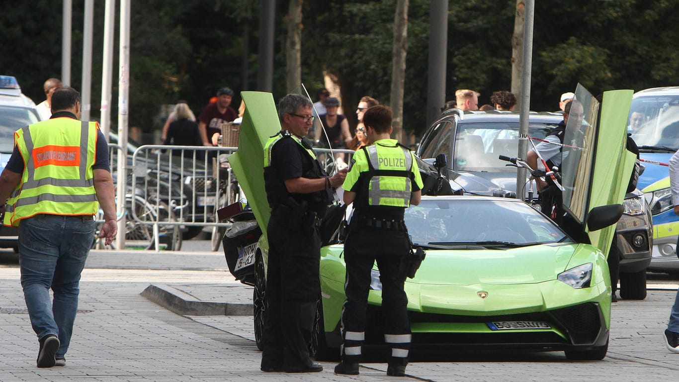 Die Polizei kontrolliert einen Lamborghini (Symbolbild): In München haben Beamte ein illegales Straßenrennen gestoppt.