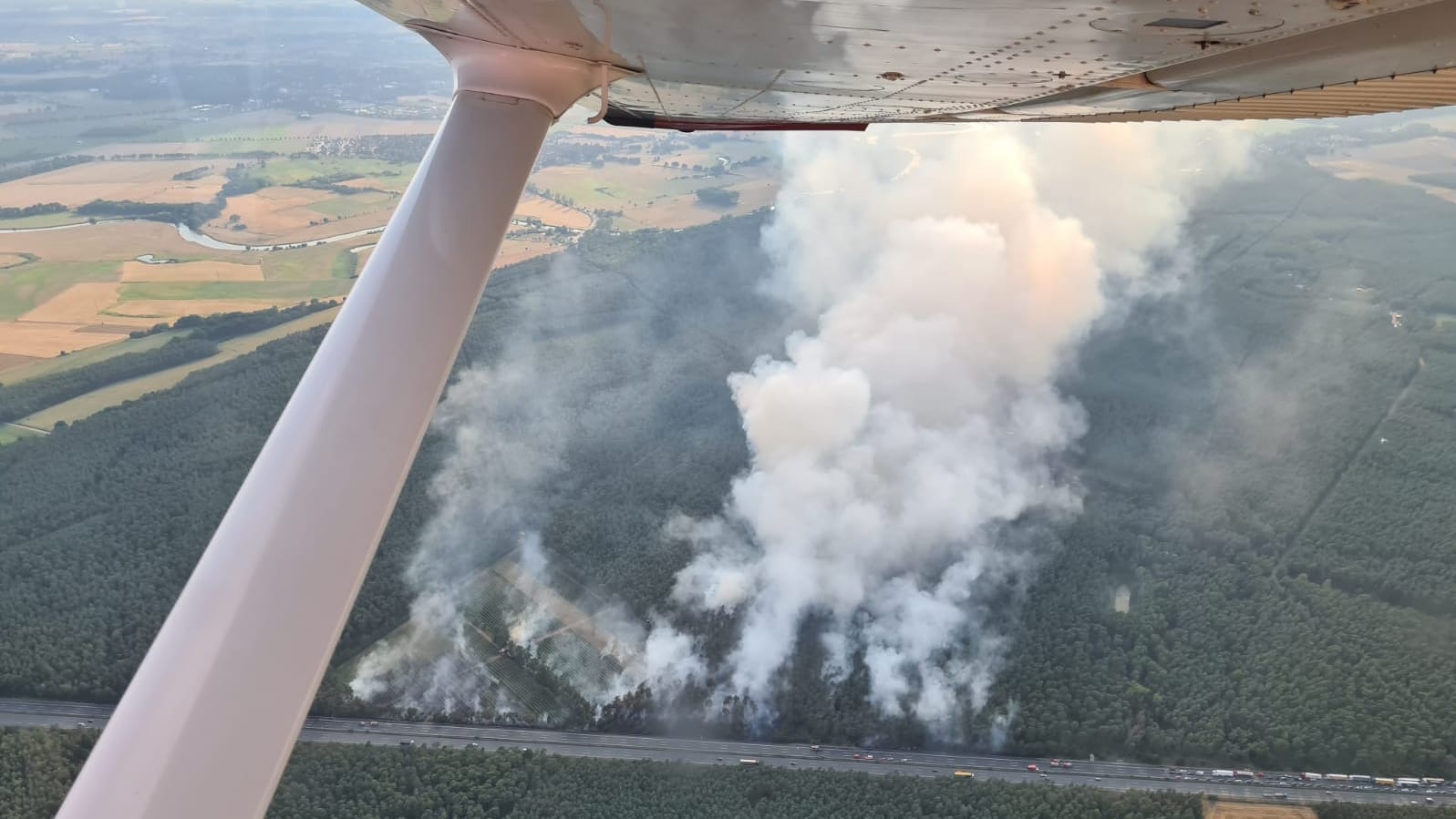 Dichte Rauchwolken steigen über dem Waldgebiet auf: 500 Einsatzkräfte waren an der Löschung des Brandes beteiligt. Dichte Rauchwolken steigen über dem Waldgebiet auf: 500 Einsatzkräfte waren an der Löschung des Brandes beteiligt.