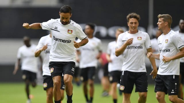 Karim Bellarabi (l) bleibt bis 2023 bei Bayer Leverkusen. Karim Bellarabi (l) bleibt bis 2023 bei Bayer Leverkusen.