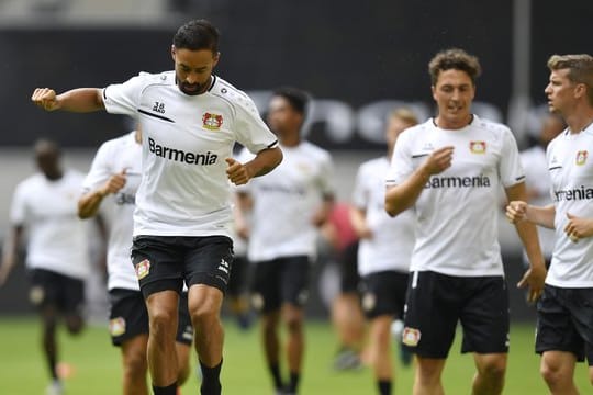 Karim Bellarabi (l) bleibt bis 2023 bei Bayer Leverkusen.