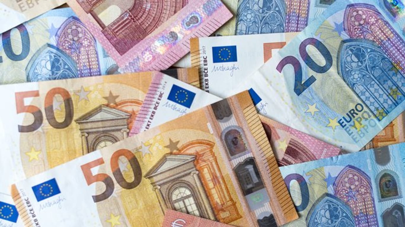 Zahlreiche Banknoten liegen auf einem Tisch: In Hagen hat ein Ehepaar rund 1.000 Euro auf der Straße gefunden.