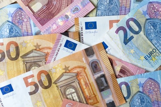 Zahlreiche Banknoten liegen auf einem Tisch: In Hagen hat ein Ehepaar rund 1.000 Euro auf der Straße gefunden.