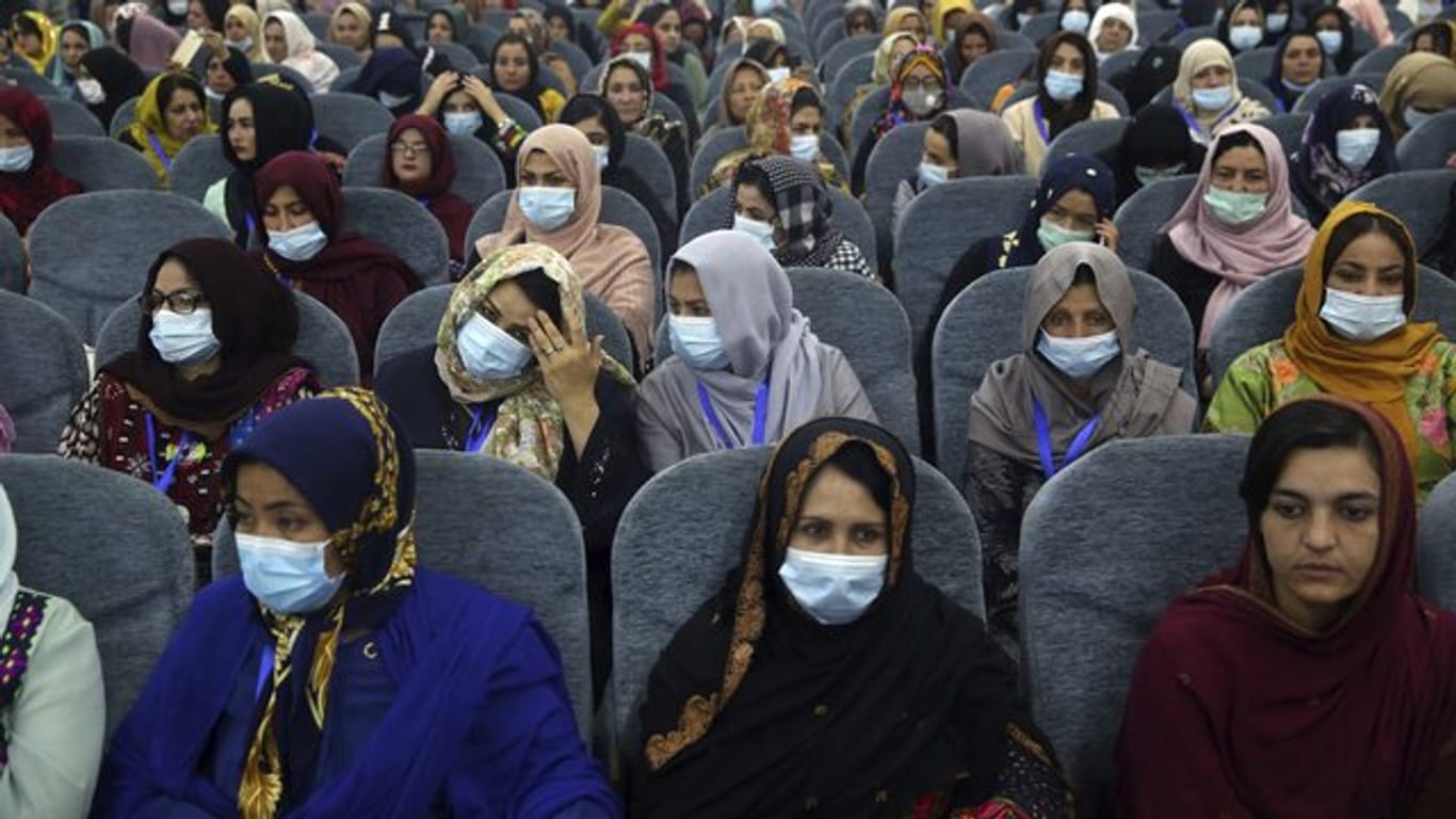 Weibliche Delegierte nehmen mit Mundschutz an der Sitzung der Loja Dschirga, der großen Ratsversammlung, teil.