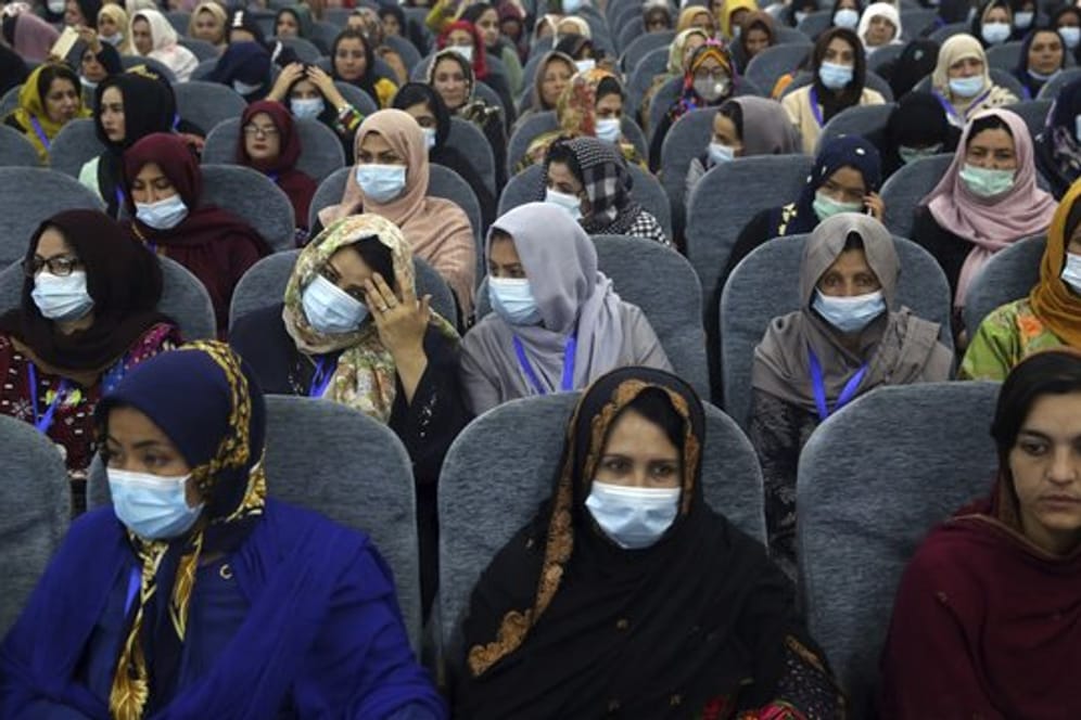 Weibliche Delegierte nehmen mit Mundschutz an der Sitzung der Loja Dschirga, der großen Ratsversammlung, teil.