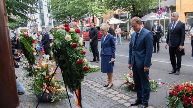 Der Regierende Bürgermeister Michael Müller (SPD,r) mit Verlegerin Friede Springer am Peter-Fechter-Gedenkort in der Zimmerstraße.