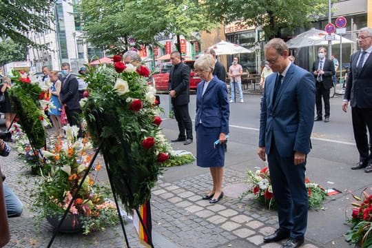 Der Regierende Bürgermeister Michael Müller (SPD,r) mit Verlegerin Friede Springer am Peter-Fechter-Gedenkort in der Zimmerstraße.